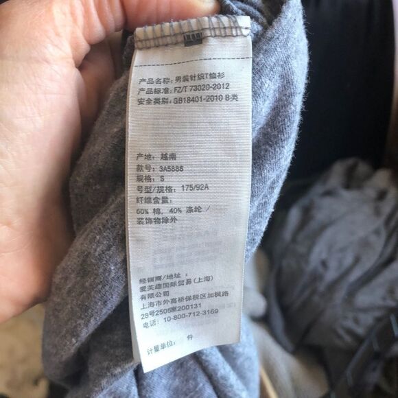 Hollister Gray Tee Shirt With Logo On It - Picture 4 of 6